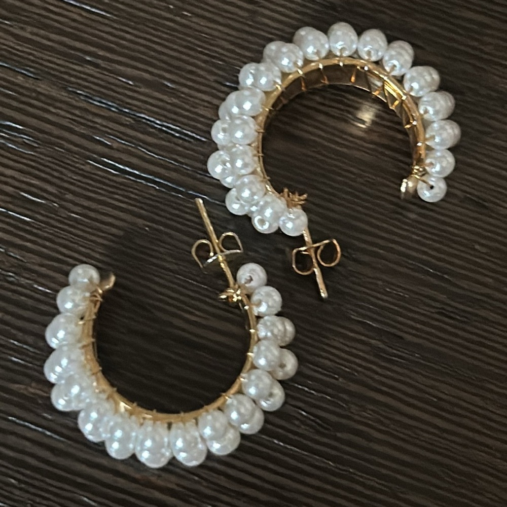 VTG NWOT Pair Faux Pearl Earrings on gold color half hoops - Picture 6 of 13